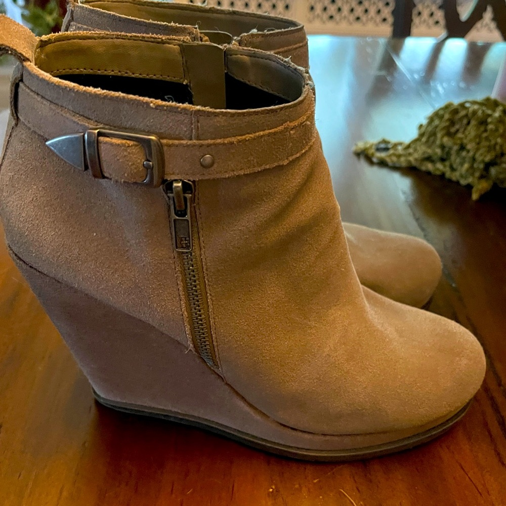 Dolce Vita beautiful Suede Platform Ankle Booties grey suede Size 10. Like new